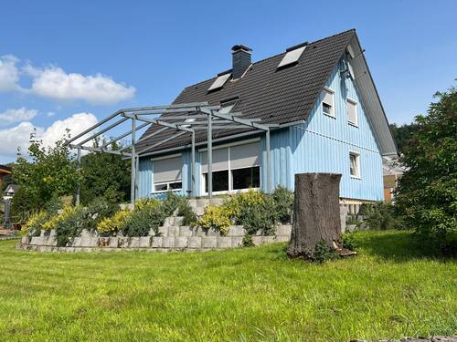 Seitliche Ansicht - **Einfamilienwohnhaus in Feldrandlage mit herrlichem Fernblick auf großem Grundstück**