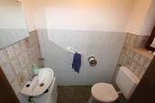 ... Gäste WC renovierungsbedürftig ... - 