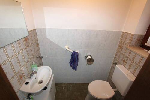 ... Gäste WC renovierungsbedürftig ... - 