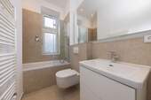 Tageslichtbad 1 mit Badewanne - 