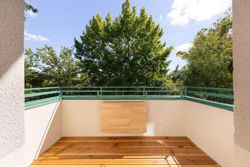 Balkon mit Blick ins Grüne - BEZUGSFREI: Kernsanierter Altbautraum mit 5 Zimmern, 2 Bädern, 2 Balkonen (und 0 Provision)