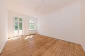 Wohnzimmer mit Balkon - 