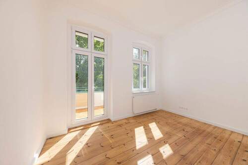 Wohnzimmer mit Balkon - 