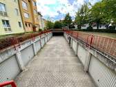 Garagenanlage Carl-Bantzer-Straße 34-36a auf Kellerebene, eien Treppe führt zu den Eingängen - 