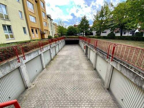 Garagenanlage Carl-Bantzer-Straße 34-36a auf Kellerebene, eien Treppe führt zu den Eingängen - 