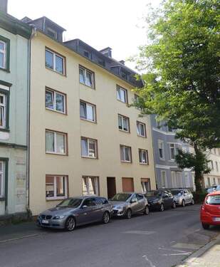 Hausfrontansicht - Ca. 670 m² großes Mehrfamilienhaus, teilweise mit Balkonen und Blick auf die Ennepe