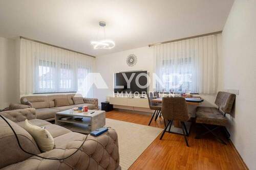 Wohnzimmer - Diese schöne 4 Zimmer Wohnung sucht Sie als neuen Eigentümer!