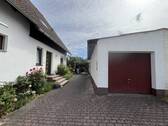 Einfahrt mit Garage - 