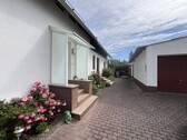 Einfahrt mit Garage - 