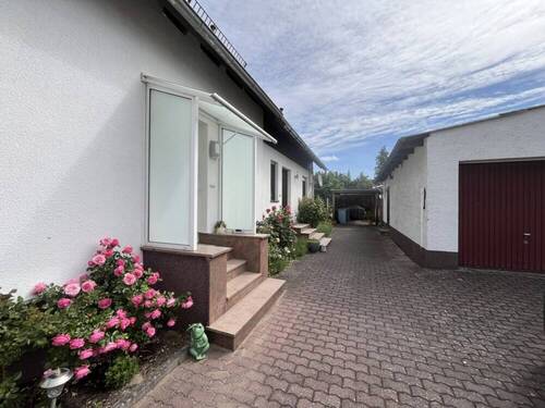 Einfahrt mit Garage - 