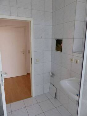 Bad zur Wohnungseingangstür - 