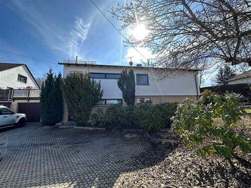 Nordansicht mit Doppelgarage - Ihr Familiendomizil - EFH mit großem, sonnigen Garten - S-Bahn, Ausbaupotenzial - sofort verfügbar