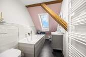 Badezimmer mit Badewanne (1.OG) - 