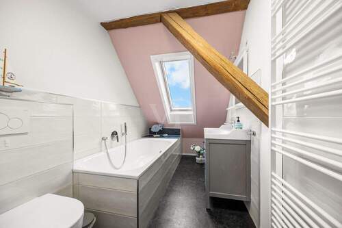 Badezimmer mit Badewanne (1.OG) - 