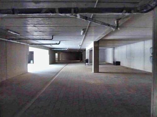 Tiefgarage unter beiden Häusern - Garage, Stellplatz in Eltmann