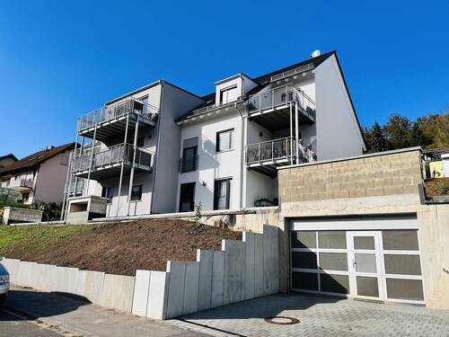 Ansicht der Anlage mit Zufahrt zur Tiefgarage - 