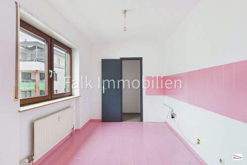 Küche mit angeschlossener Vorratskammer - 