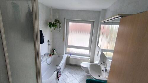 Tageslichtbad mit Dusche und Wanne - 