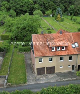 1 Hausansicht Flugperspektive - Knallerpreis! Doppelhaushälfte mit 1.254 m² Grundstück und direktem Waldzugang