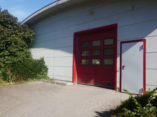 Rolltor.JPG - Lagerhalle moderner variabler Bürofläche