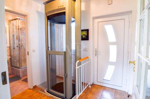 Flur mit Aufzug FW 2 - 