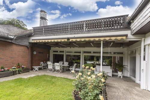 Blick auf die teilüberdachte Terrasse - 