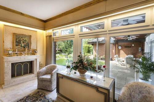 Besprechungsraum mit Zugang zur teilüberdachten Terrasse - 