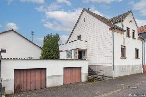 Einfamilienhaus mit zwei Garagen - Hostenbach - Einfamilienhaus mit 2 Garagen in ruhiger Wohnlage