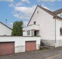 Hostenbach - Einfamilienhaus mit 2 Garagen in ruhiger Wohnlage - Wadgassen