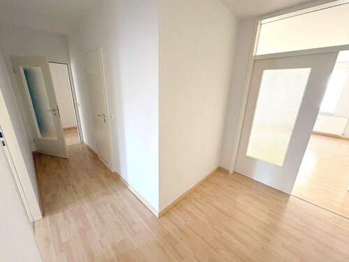 Flur mit Zugang zu allen Räumen - 