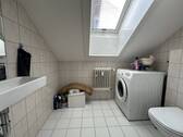 WC mit Fenster und Waschmaschinenanschluss - 