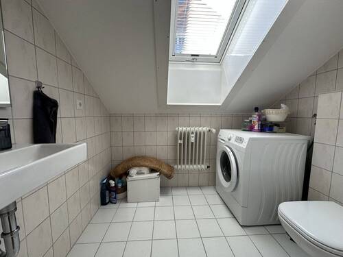 WC mit Fenster und Waschmaschinenanschluss - 