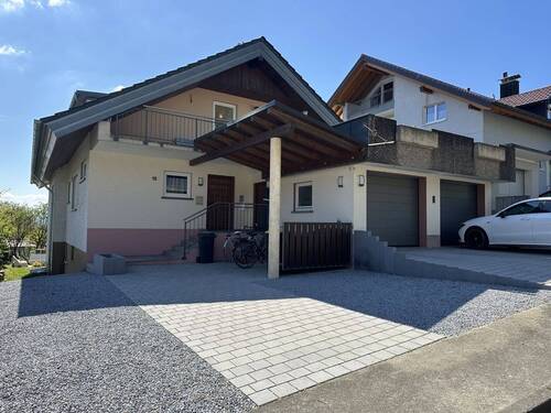 Gebäude Ansicht Straße - Charmante 3-Zi-DG-Whg. mit Balkon und Aussicht + große Dachterrasse in Ihringen! Für max. 3 Pers.