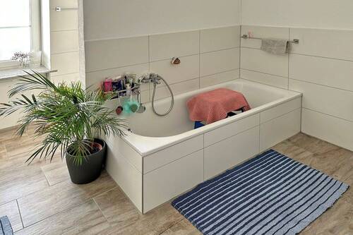 Bad mit Wanne im OG - 