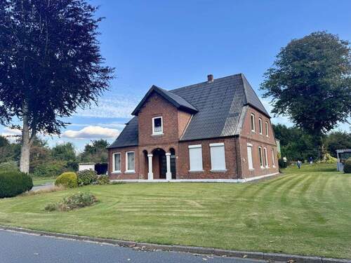 Straßenansicht - Charmantes Einfamilienhaus mit einer Scheune im TOP zustand