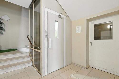 Treppenhaus mit Aufzug - Etagenwohnung mit 49,00 m&sup2; in Baden-Baden zum Kaufen