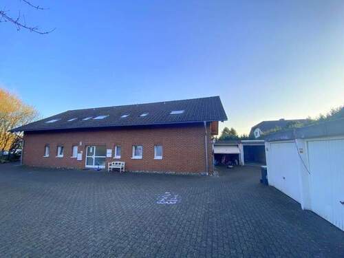 Vorderansicht - Eigentum statt Miete zahlen! Gemütliche 3-Zimmer Wohnung mit Balkon, Garten und Garage in Höhn