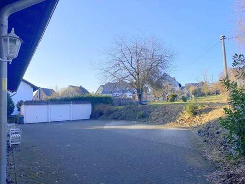 Hof mit Garagen - 3 Zimmer Etagenwohnung in Höhn