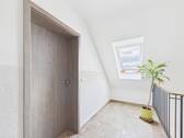 Zugang 4 Zimmer Whg. - 