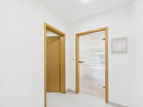 Eingang 3 Zimmer Wohnung - Mehrfamilienhaus, Wohnhaus in Hirschaid