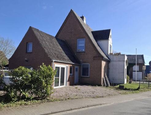 Außenansicht - Freistehendes Einfamilienhaus mit Balkon und Terrasse