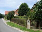 Straßenansicht mit Umzäunung - 