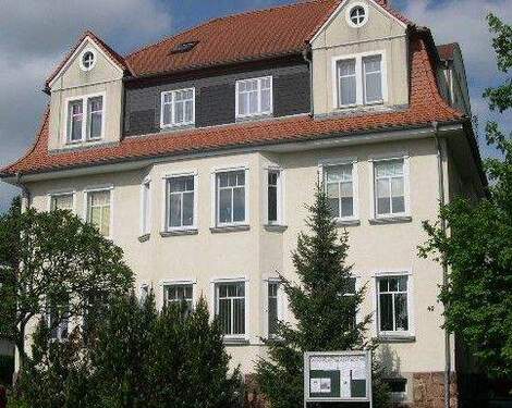 Hausansicht vorn - moderne Zweiraumwohnung mit Gartennutzung und Stellplatz