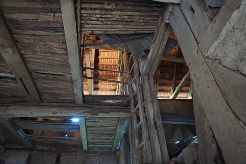 Blick in der Scheune zum Dachboden - 6 Zimmer Einfamilienhaus in Knüllwald