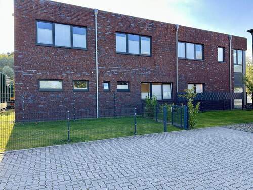 Aussenansicht Büro - Repräsentatives Neubau-Büro mit Halle in Top-Sichtlage bei Lüneburg (Artlenburger Landstraße)