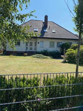 Blick von Straße auf Haus - 7 Zimmer Einfamilienhaus zum Kaufen in Berlin