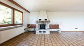 Wohnbereich mit Kamin aus Norwegen - 6 Zimmer Bungalow in Reutlingen