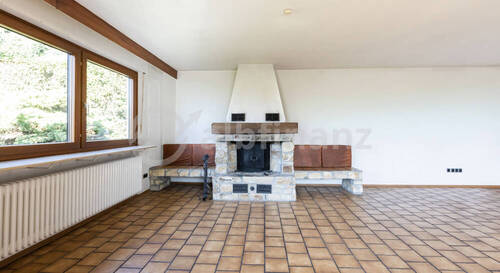 Wohnbereich mit Kamin aus Norwegen - 6 Zimmer Bungalow in Reutlingen