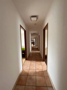 Flur in Gegenrichtung - Etagenwohnung in Baden-Baden zum Kaufen