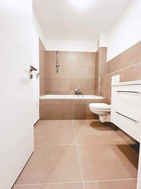 Modernes Wannenbad - 2 Zimmer Etagenwohnung in Köln